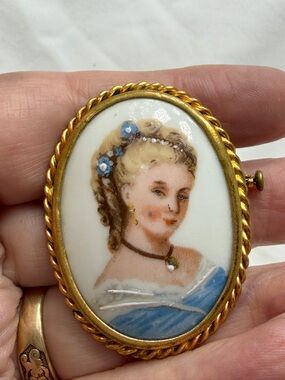 Vintage Limoges Hand-Painted Portrait Cameo Brooch in Gold-Tone